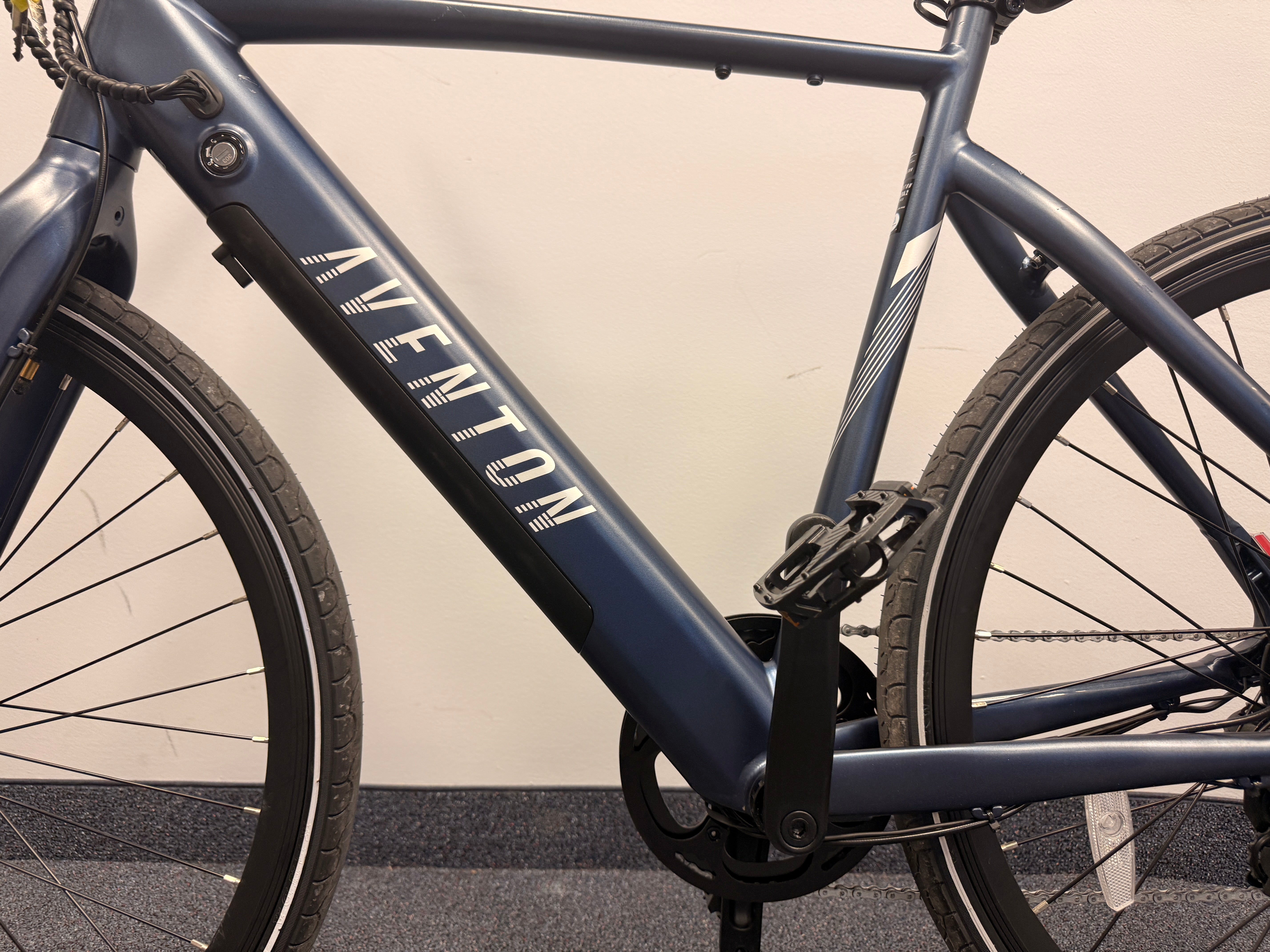 Open_box_aventon_soltera_2_blue
