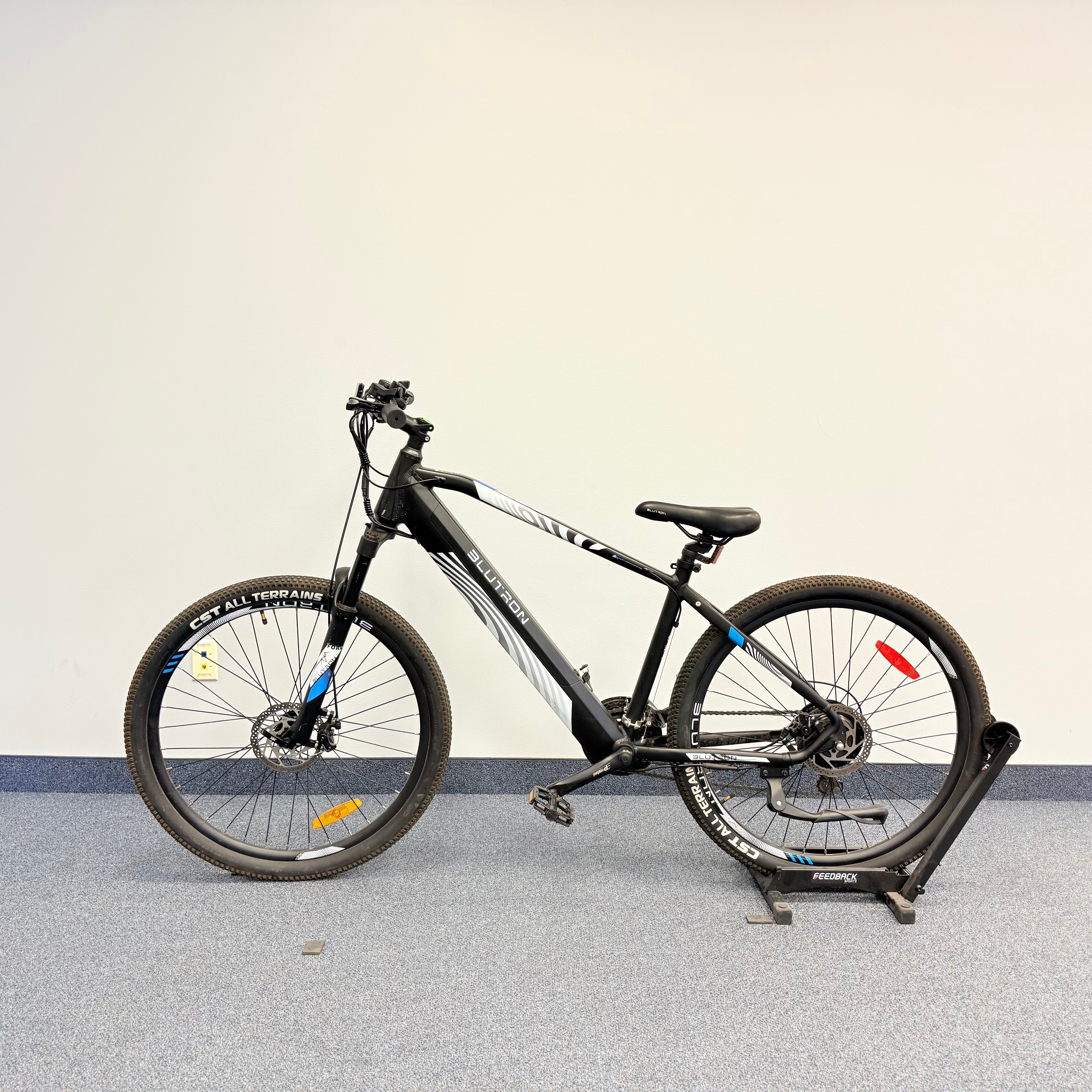 EZbike Canada : Blutron Certified Pre-Owned EB760 Step Over Black 407 KM