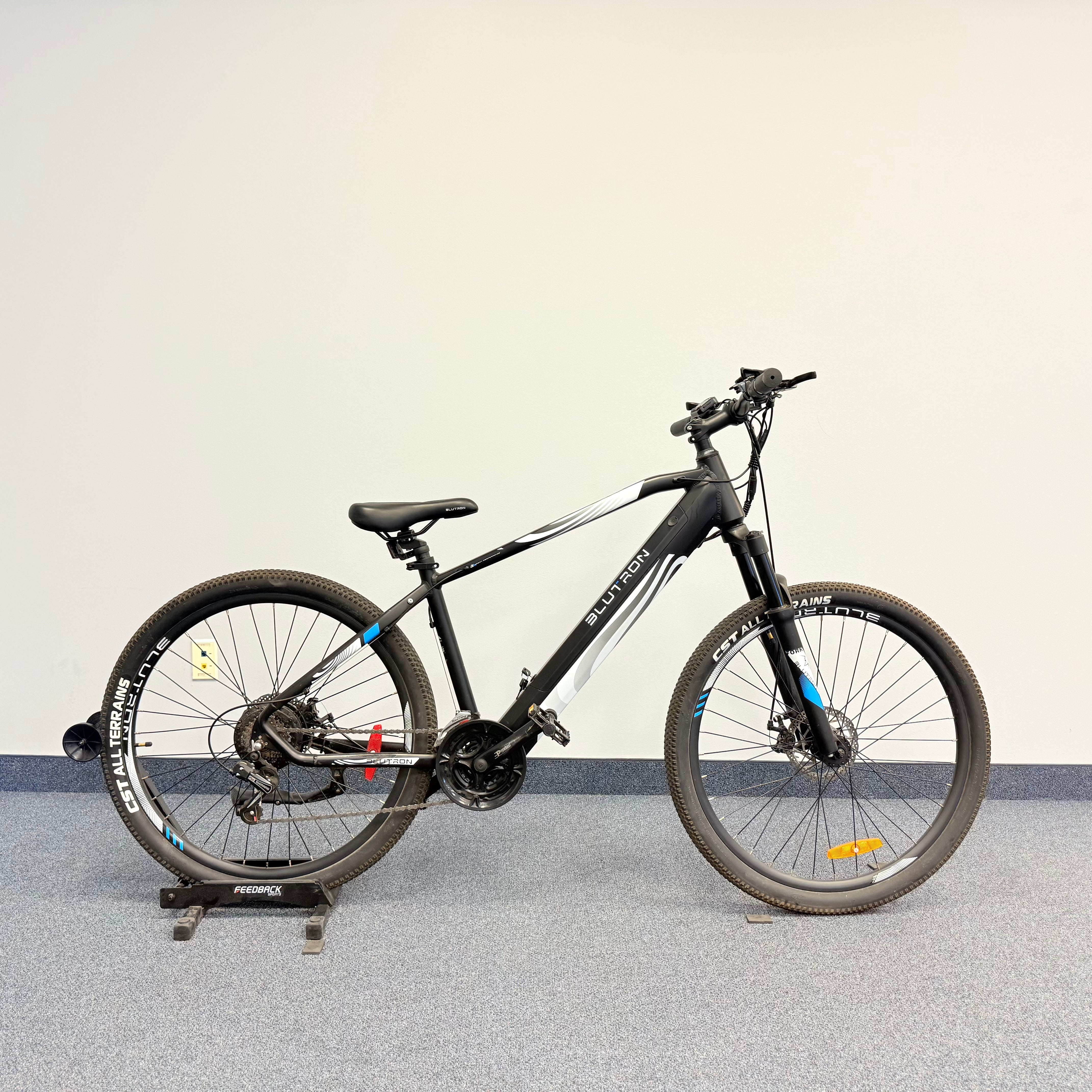 EZbike Canada : Blutron Certified Pre-Owned EB760 Step Over Black 407 KM